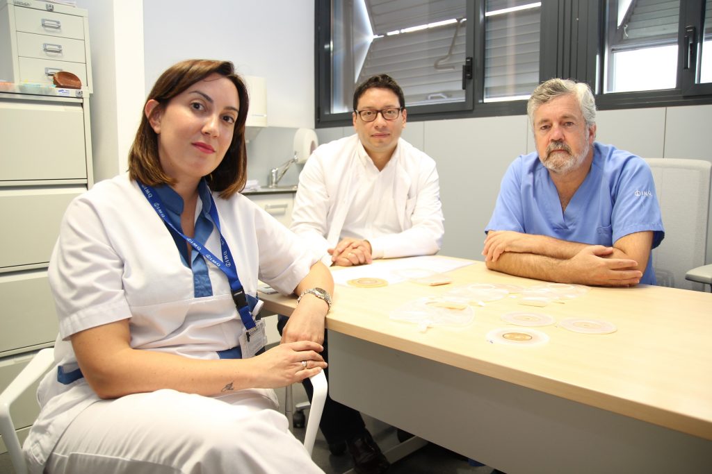 Laura Hojas, enfermera especializada en estomas; Fernando Jiménez, cirujano y coloproctólogo de IMQ; y Gaizka Errazti, cirujano general y del aparato digestivo en la Clínica IMQ Zorrotzaurre.